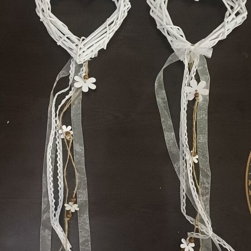 Set of 2 white heart-shaped wall decorations with ribbons and flowers