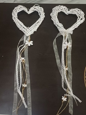 Set of 2 white heart-shaped wall decorations with ribbons and flowers