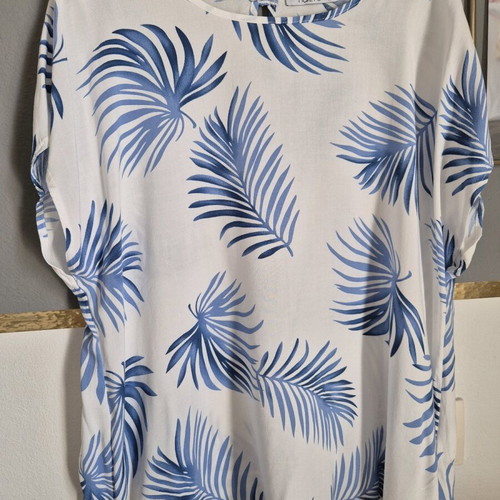 Blouse like new with blue leaf pattern, size XL