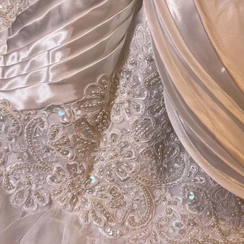 Belnovia wedding dress like new, complete set with veil and gloves, size EU 44