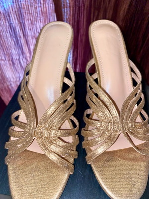 Women's sandals size 39 gold like new