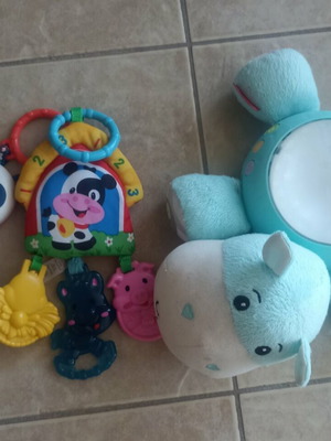 Βρεφικό πακέτο παιχνιδιών μεταχειρισμένο με κρεμαστά Fisher Price και φωτιζόμενο λούτρινο