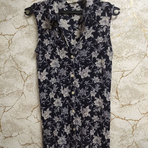 Long sleeveless women's shirt, dark blue with white floral print
