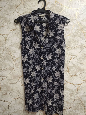 Long sleeveless women's shirt, dark blue with white floral print