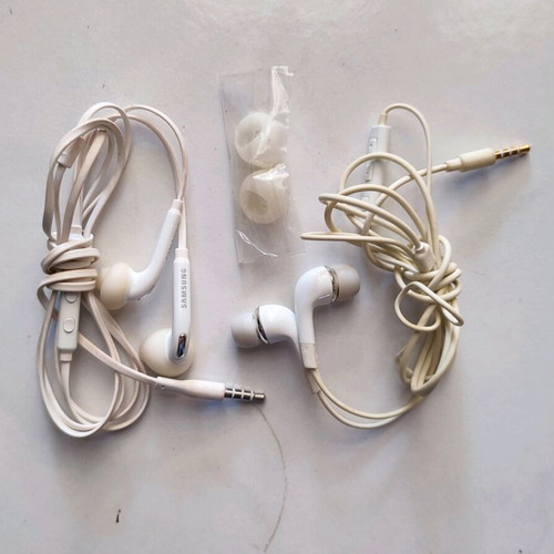 Samsung EHS64 wired handsfree earphones used
