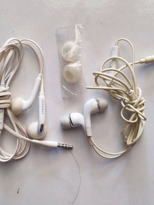 Samsung EHS64 wired handsfree earphones used