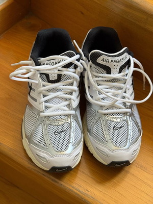 Nike Air Pegasus 2005 athletic shoes like new, size 42, white and grey