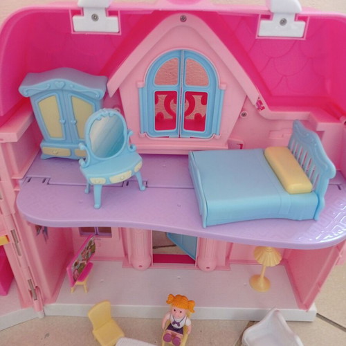 Dollhouse like new with furniture, portable suitcase design