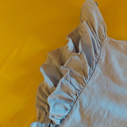 Zara green linen top with ruffles medium, like new