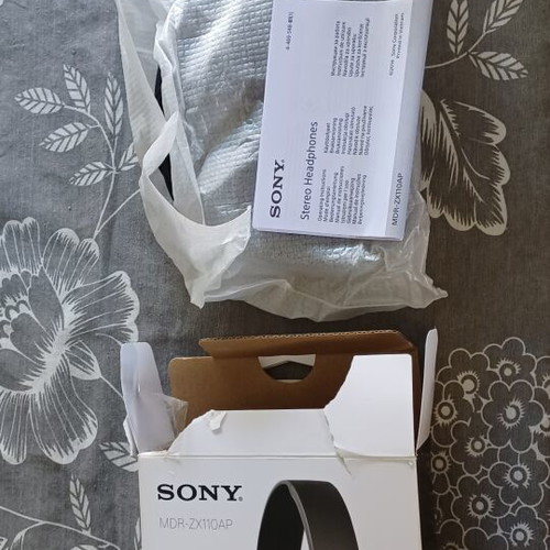 Sony MDR-ZX110AP Headphones like new, wired with microphone