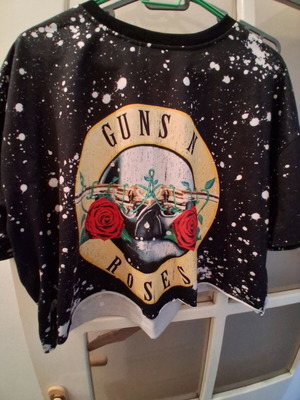 Guns N' Roses crop top με εφέ λευκών πιτσιλιών και ατελές τελείωμα