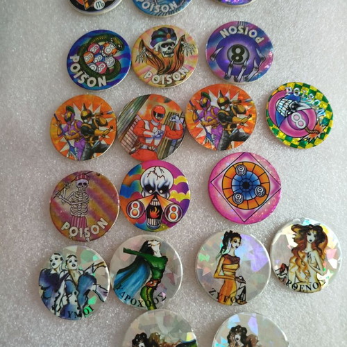 Various 90s tazos used, including Poison, Power Rangers, and zodiac signs
