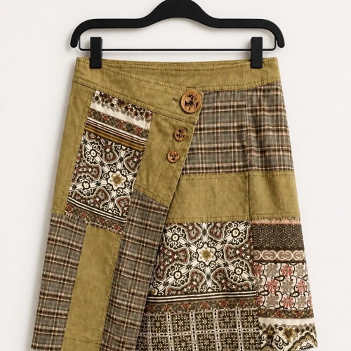 Ale asymmetrical skirt in olive with pattern and buttons, like new