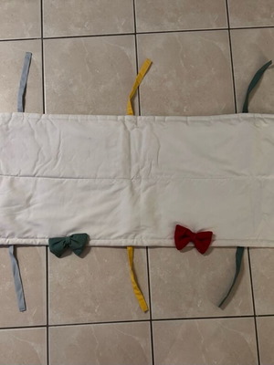 Handmade crib bumper like new, cotton fabric with colorful bows
