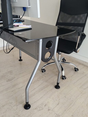 Glass desk used 1.20x0.80 m