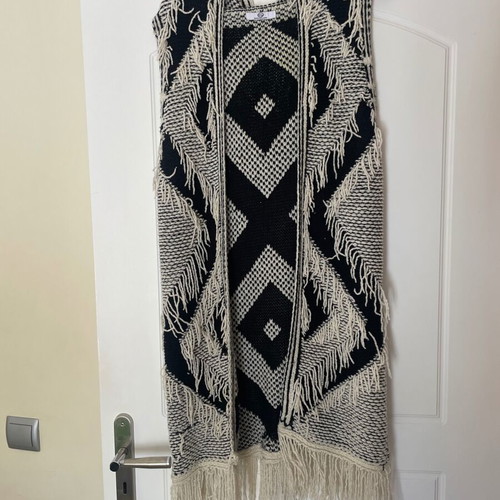 Sleeveless jacket with hood and fringes, like new