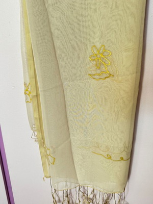 Εσάρπα ημιδιάφανη σαν καινούργιο, μπεζ και χρυσαφί 112x150