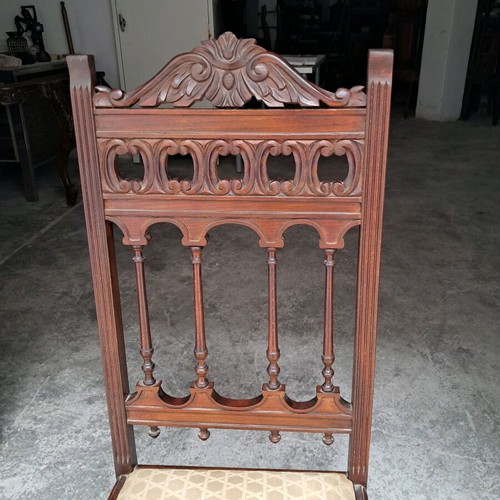 Wooden classic chair with carved back like new