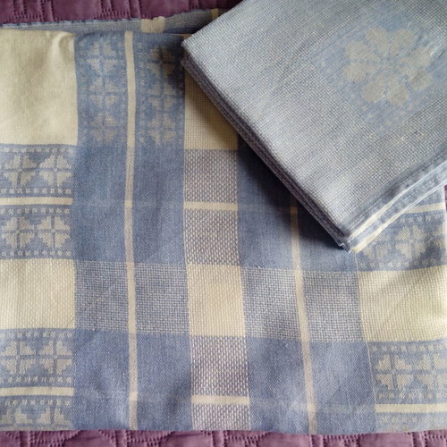 Tablecloth with six napkins in lavender color like new