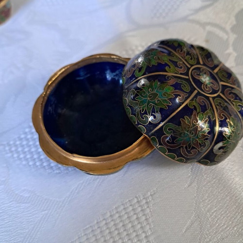 Cloisonne set of 4 pieces with 2 wooden bases like new