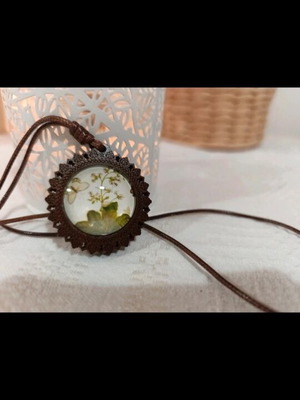 Necklace like new, youthful and very lightweight