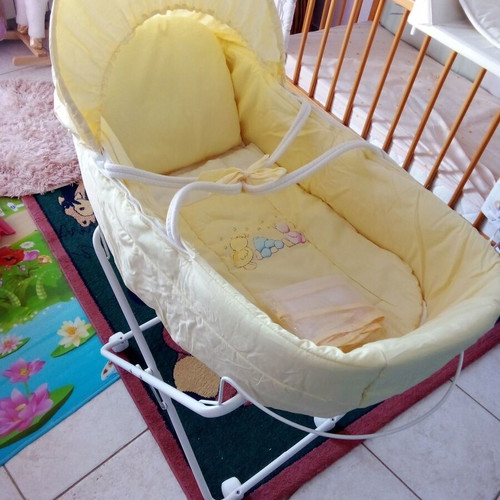 Motherbaby yellow bassinet like new with accessories and anatomical mattress