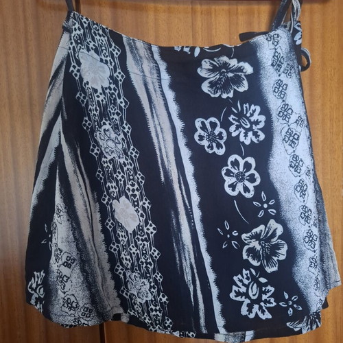 Short pareo black and white like new