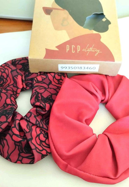 Πακέτο 2 scrunchies λαστιχάκια μαλλιών σατέν στο κουτί τους