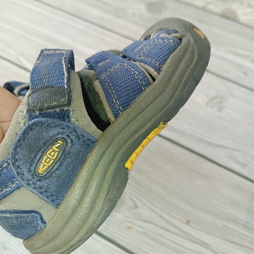 Keen sandals size 21.5, toddler shoes