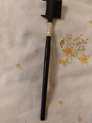 Eyebrow brush used in good condition