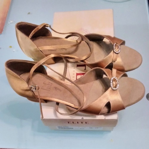 G&G pumps new, gold color, size 40 with low heel