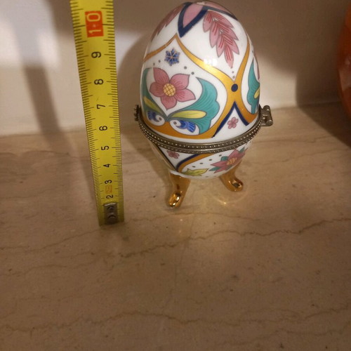 Decorative egg used with gilded details