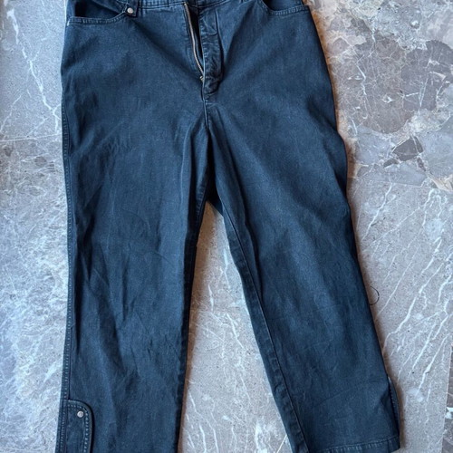 Women's black capri jeans
