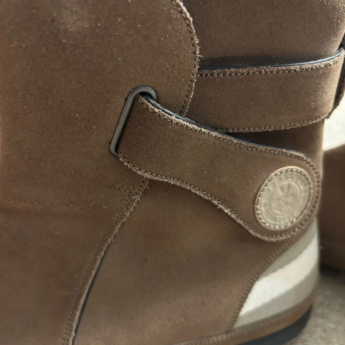 Bally suede leather ankle boots with zipper like new, beige