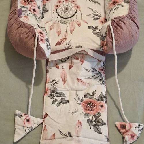 Baby nest with floral pattern