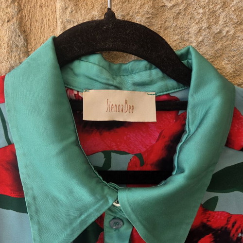 Sienna Bee Poppy Floral Button Down Blouse Top like new