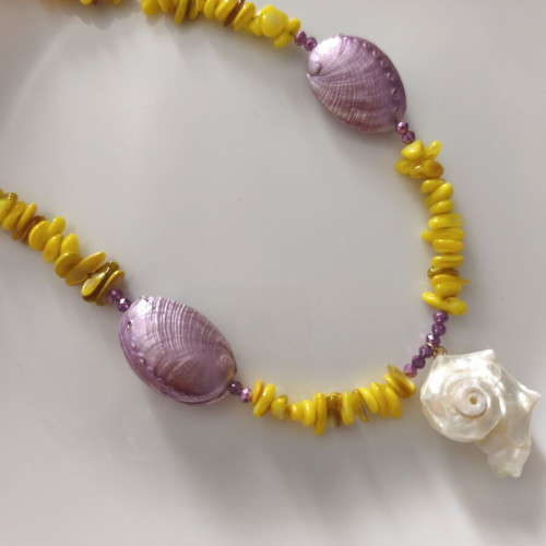 Necklace with shell chips in lilac and yellow, new