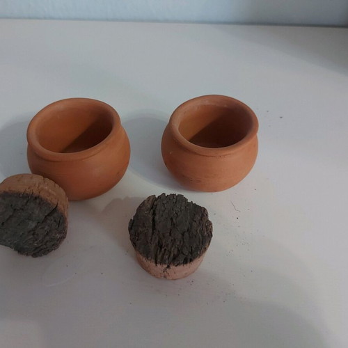 Ceramic decorative items like new with cork lid