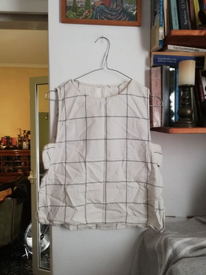 Less sleeveless top Small cotton off-white beige check, slightly yellowed underarms