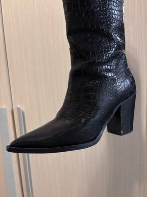 JAP Cowboy Boots black pointed like new, medium height