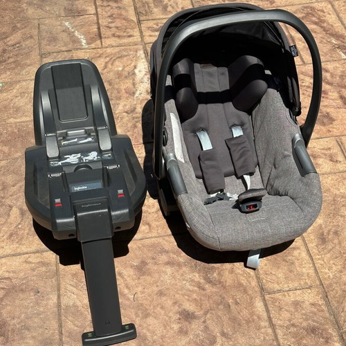 Inglesina Aptica Darwin baby transport system used with isofix base and 2 bags