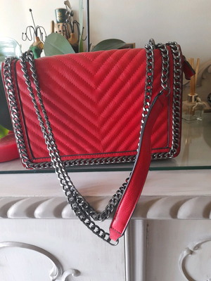 Red shoulder bag used once