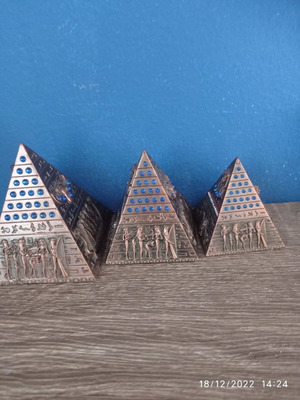 Decorative pyramids new with embossed different scenes