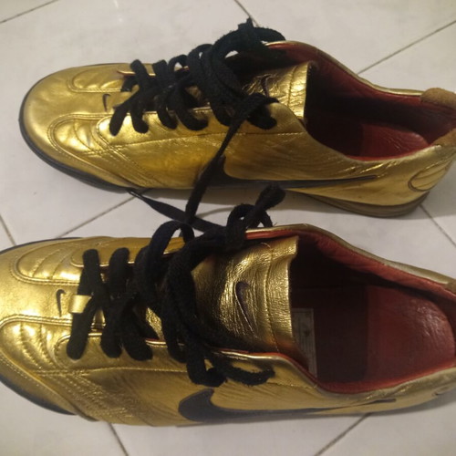 Nike sneakers size 42.5 like new, multicolor gold
