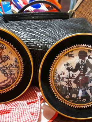 Set of 2 vintage embroidered frames like new
