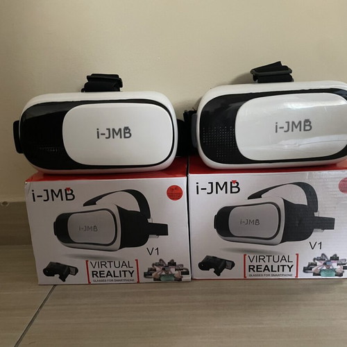VR Box like new, pack of 2 virtual reality headsets