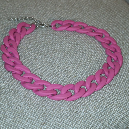 Fuchsia plastic matte chain like new, length 45 cm
