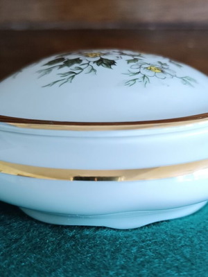 Vintage Limoges bonbonniere like new, porcelain jewelry box