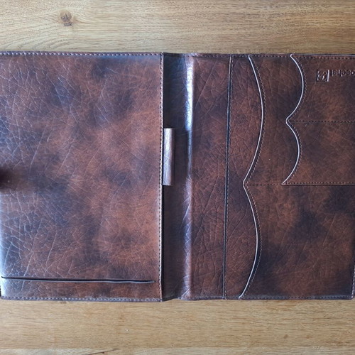 Plastic folder with inner organization pockets and pen holder