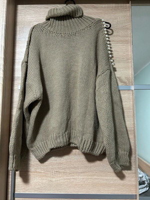 Pullover like new with pearl detail on sleeve beige, size L